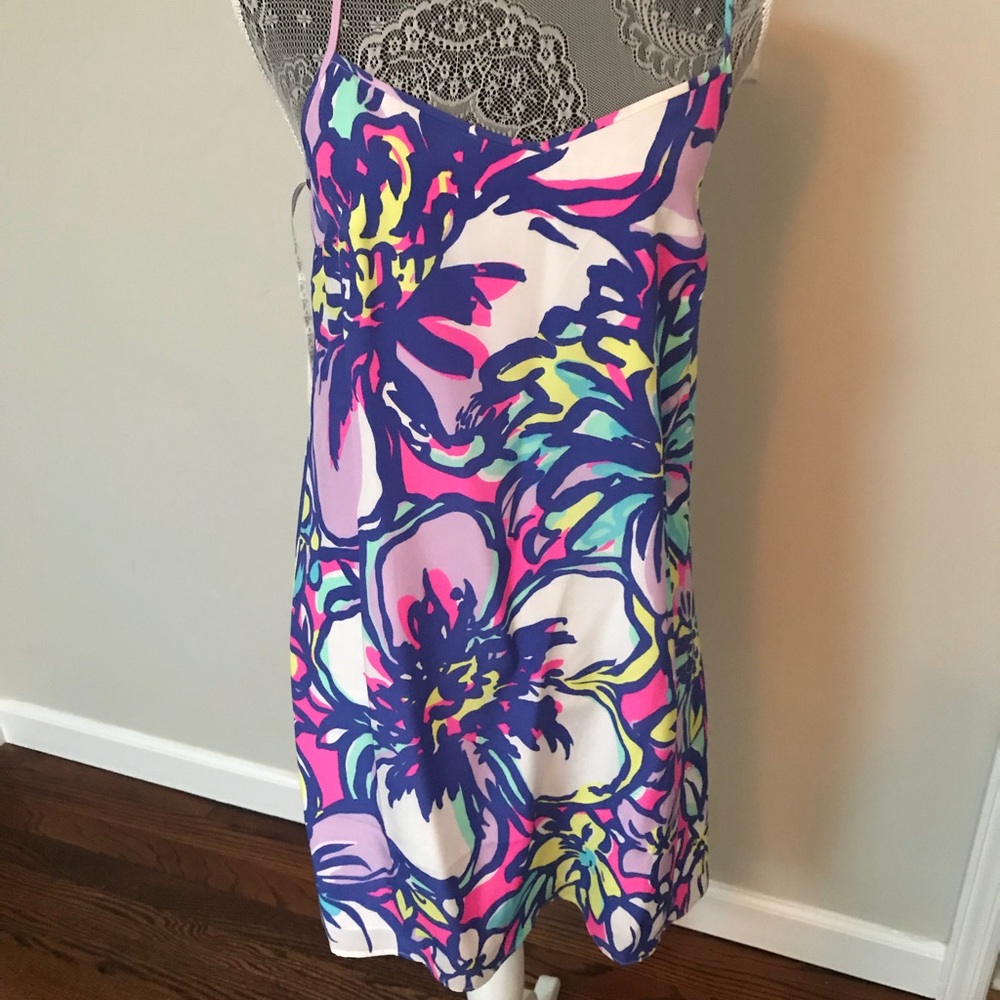 Silky dress with tons of pop!!